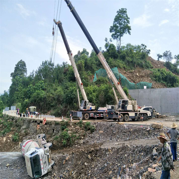 赞皇县汽车掉沟里叫吊车救援要多少钱